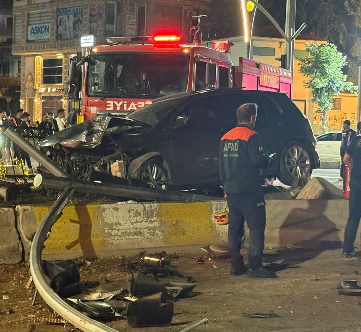 VALİLİK KAVŞAĞI&rsquo;NDA TRAFİK KAZASI: 2 YARALI