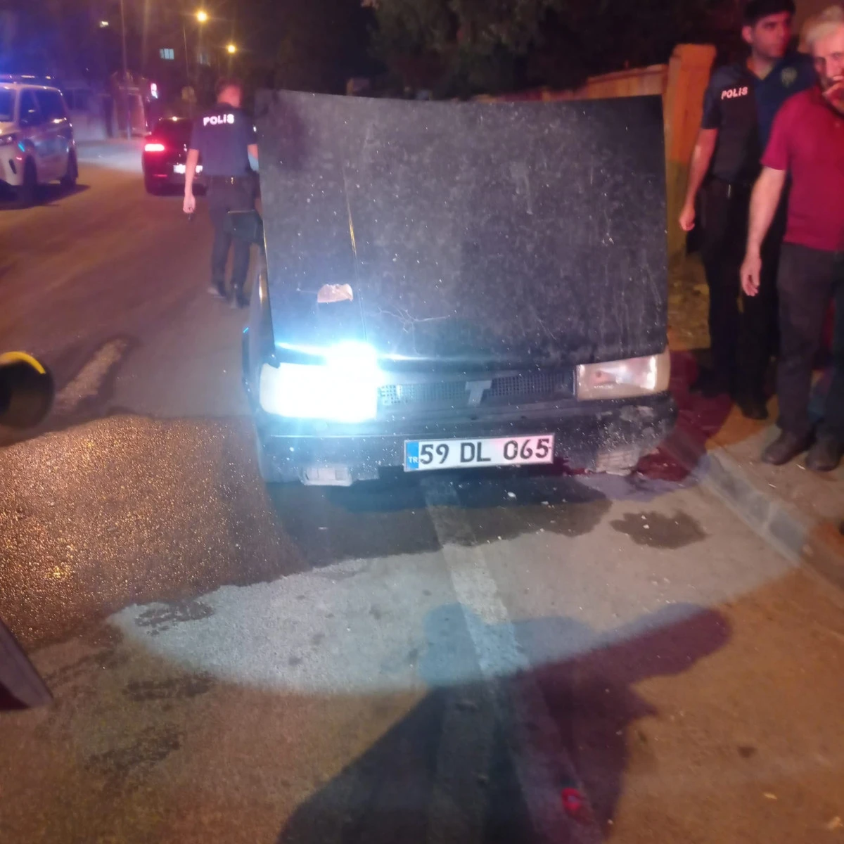 YANAN ARACI VATANDAŞLAR S&Ouml;ND&Uuml;RD&Uuml;