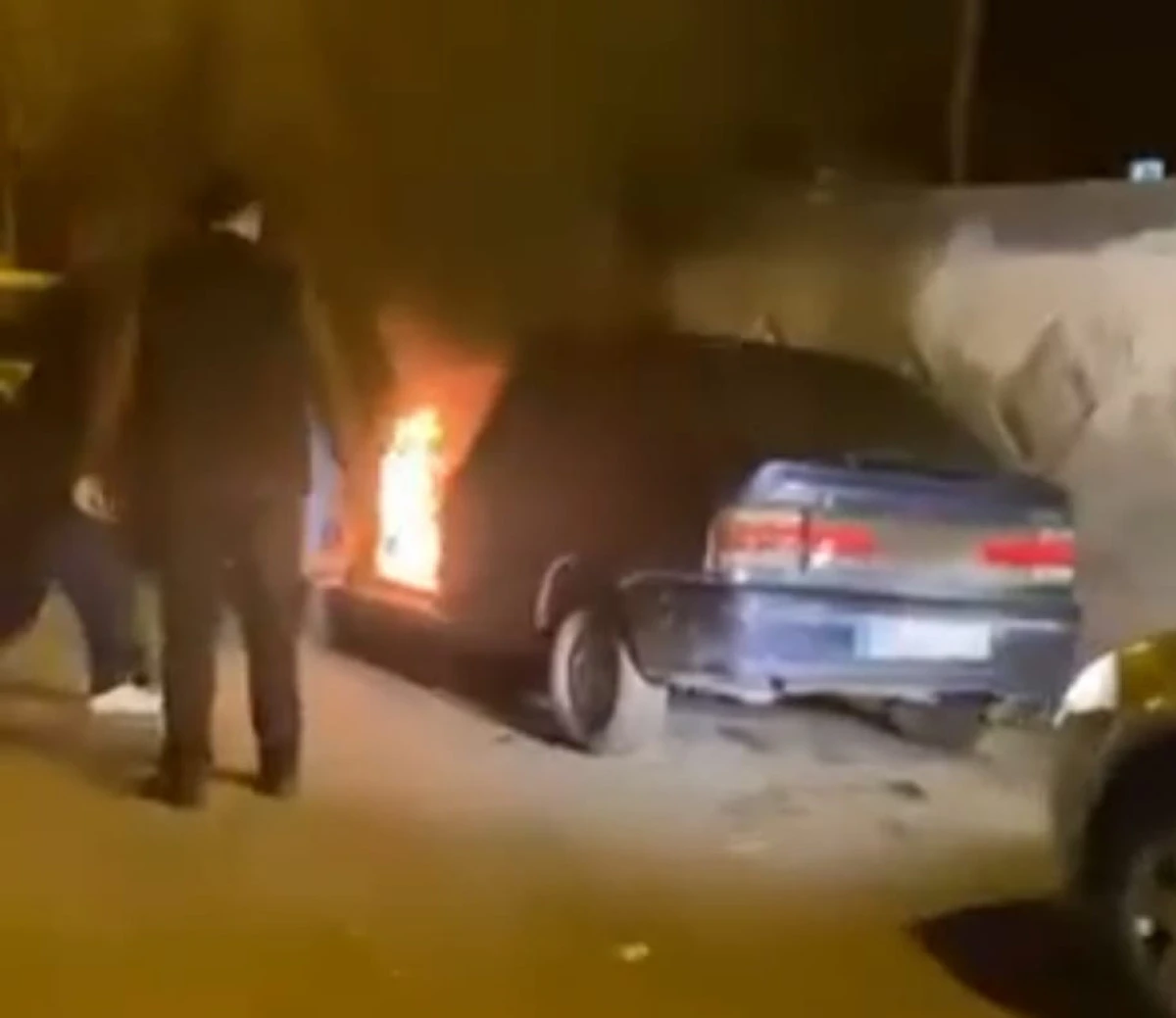 YANAN OTOMOBİLİ ARA&Ccedil; SAHİPLERİ VE VATANDAŞ S&Ouml;ND&Uuml;RD&Uuml;