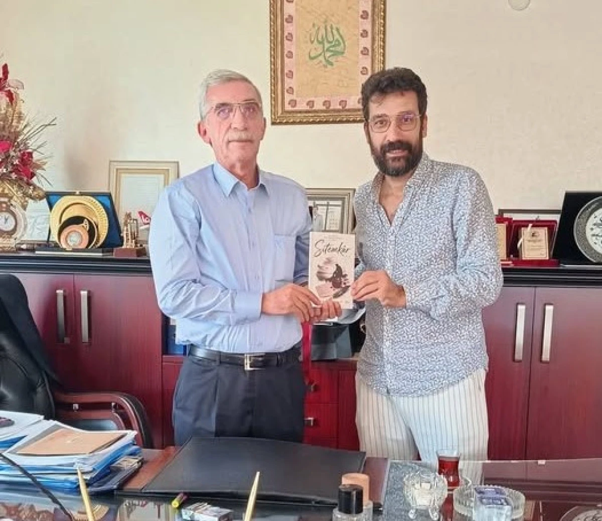YAZAR DOYAN, İŞ İNSANI M&Uuml;JDECİ'YE SON KİTABINI HEDİYE ETTİ