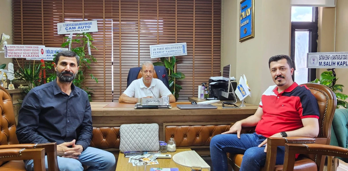 YAZAR ERKUN GAZETEMİZİ ZİYARET EDEREK KUTLADI