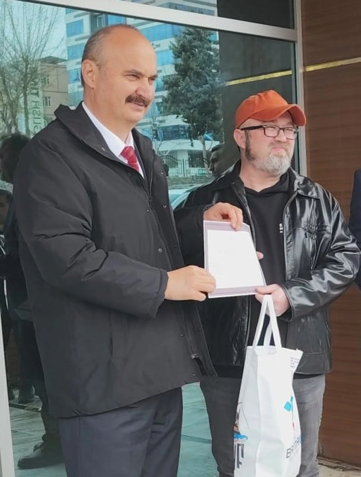 YAZAR POLAT ONAT&rsquo;A KİTAP OKUMA ALANINDA &Ouml;D&Uuml;L