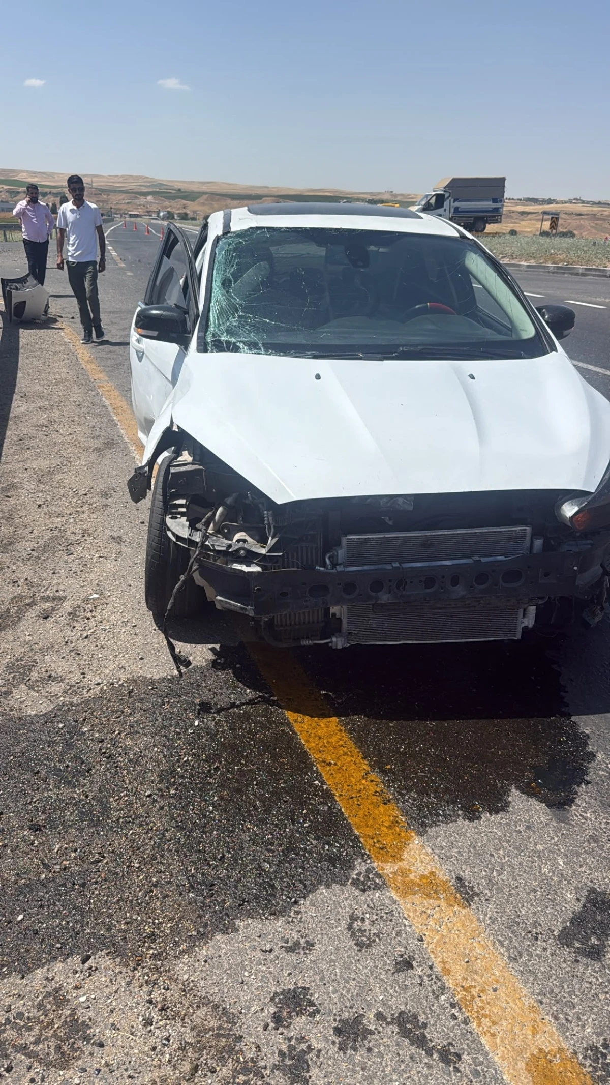 YENİ HAVALİMANI YOLU'NDA KAMYON İLE OTOMOBİL &Ccedil;ARPIŞTI