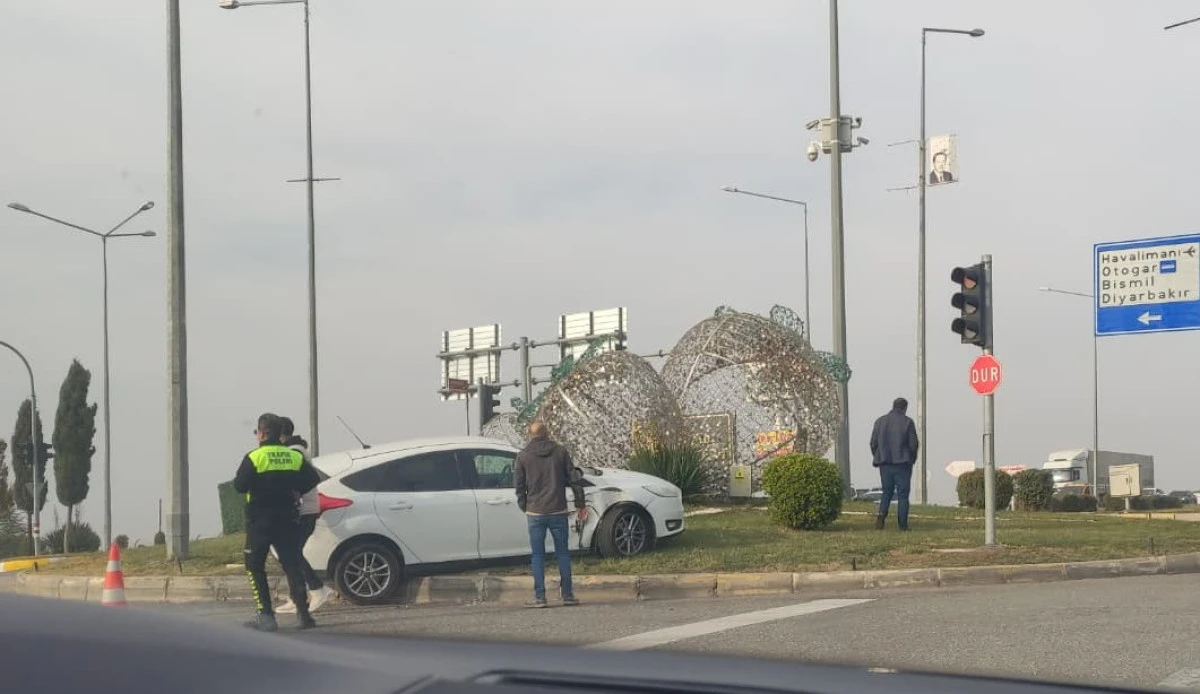 YENİ SİİRT ÇEVRE YOLU'NDA YİNE KAZA: OTOMOBİL ORTA REFÜJE ÇIKTI