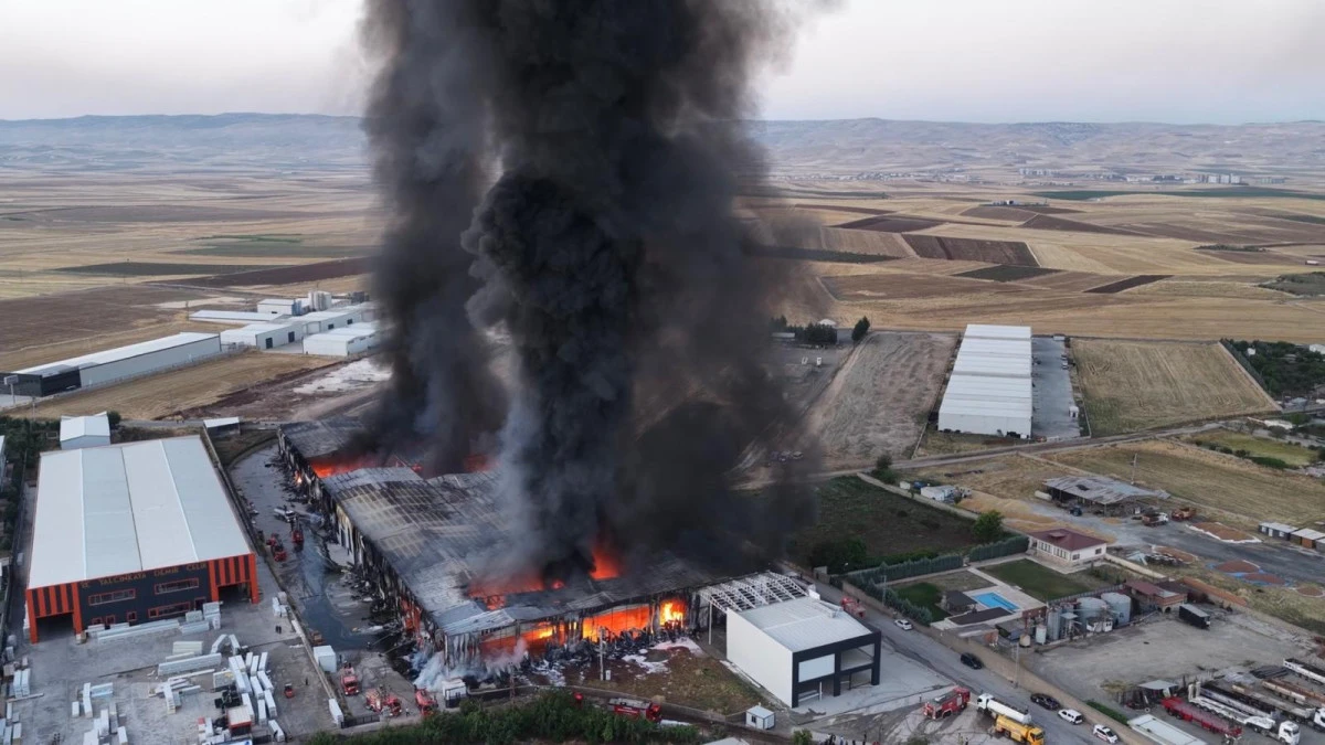 YEREL MARKET ANA DAĞITIM DEPOSUNDA &Ccedil;IKAN YANGINA &Ccedil;OK SAYIDA EKİP KOORDİNASYON İ&Ccedil;İNDE M&Uuml;DAHALE ETTİ