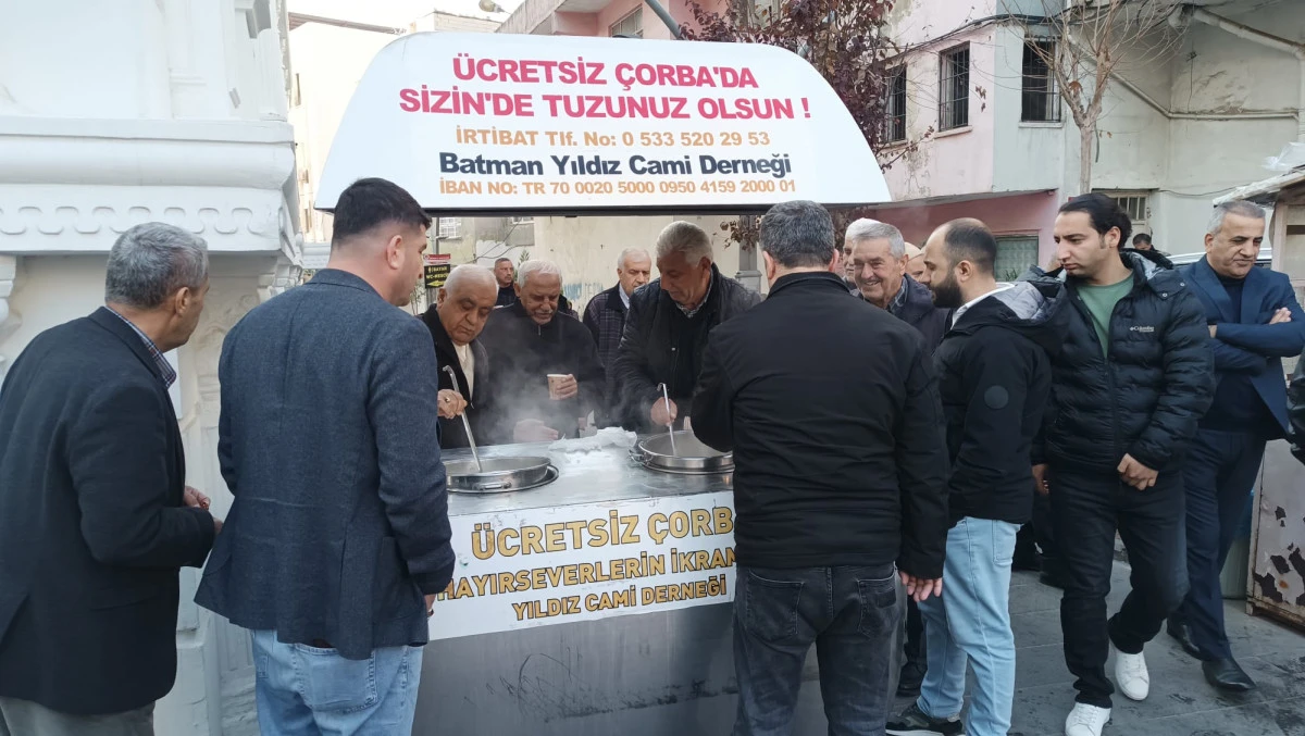 YILDIZ CAMİİ&rsquo;NDE İ&Ccedil;LERİ ISITAN İKRAM HER G&Uuml;N 500 KİŞİYE SICAK &Ccedil;ORBA